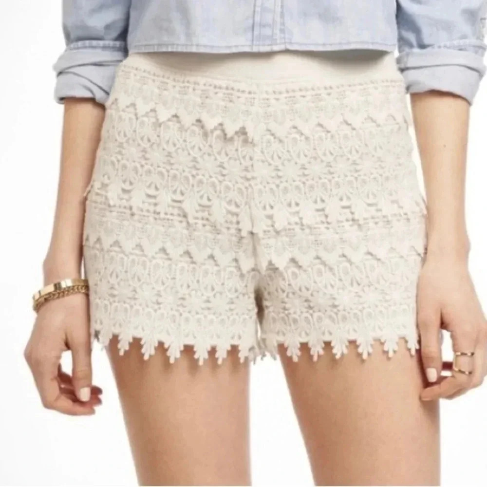 EXPRESS | Ivory Scalloped Crocheted Tiered Shorts Size M